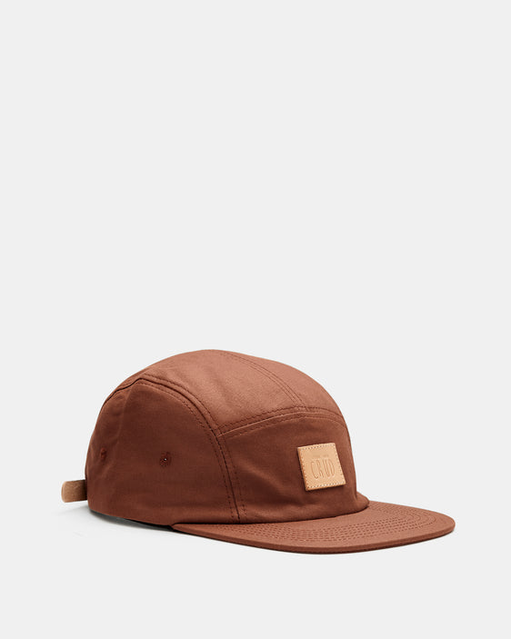 Bokedal 5-panel hat with leather strap and flat bill design