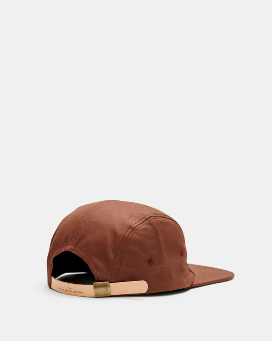 Bokedal 5-panel hat with leather strap and flat bill design