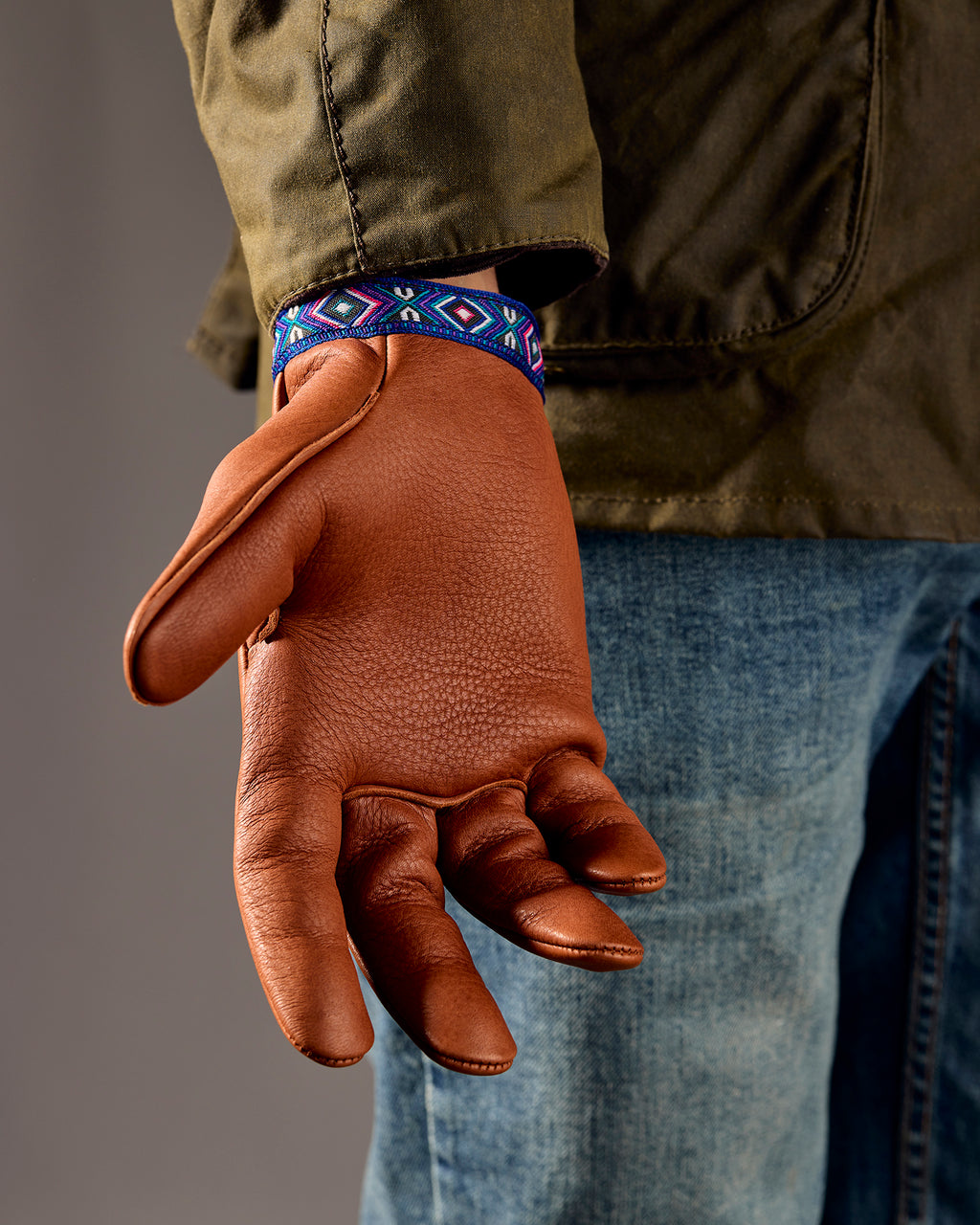 Men’s leather gloves featuring Sapmi-inspired wrist ribbon