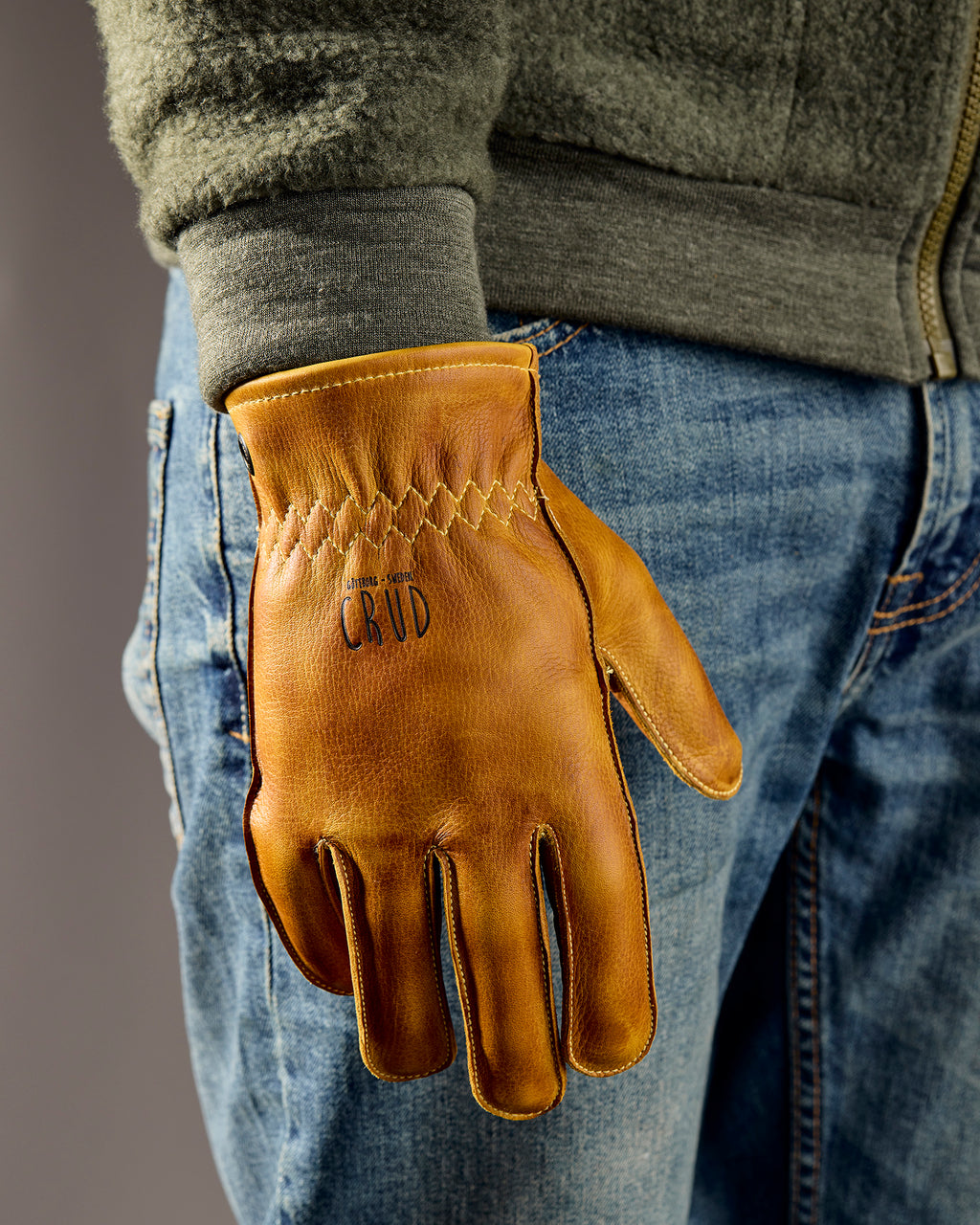 Cowhide leather gloves with exterior stitching and wax finish