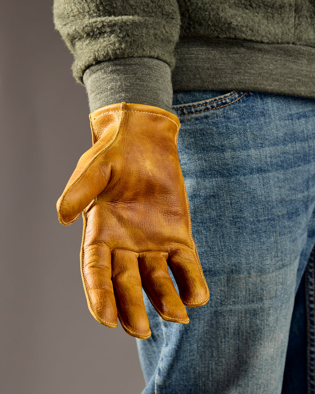 Cowhide leather gloves with exterior stitching and wax finish