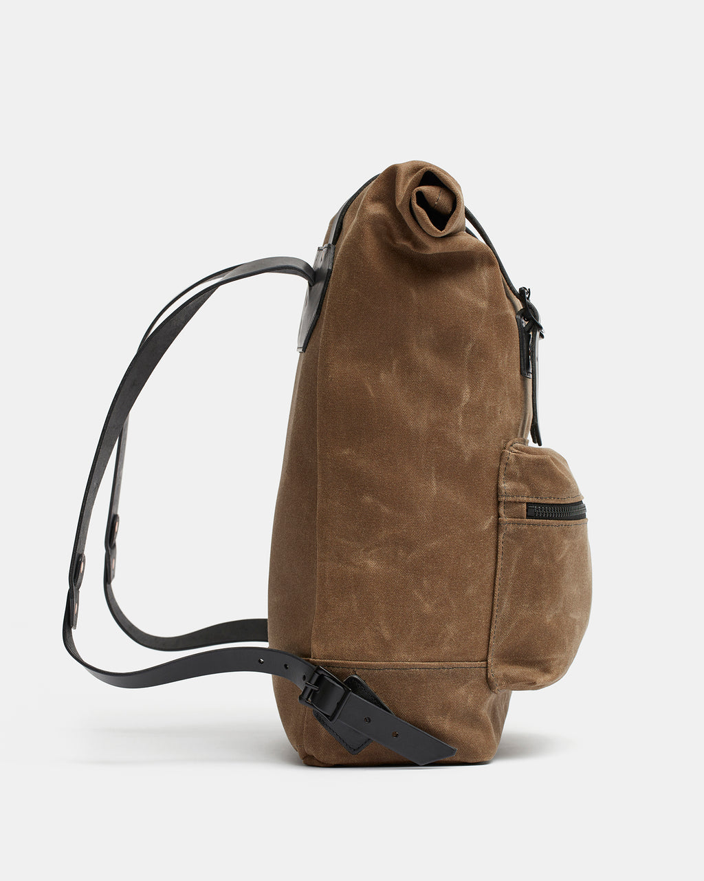 Landö backpack in black with waxed canvas and leather straps