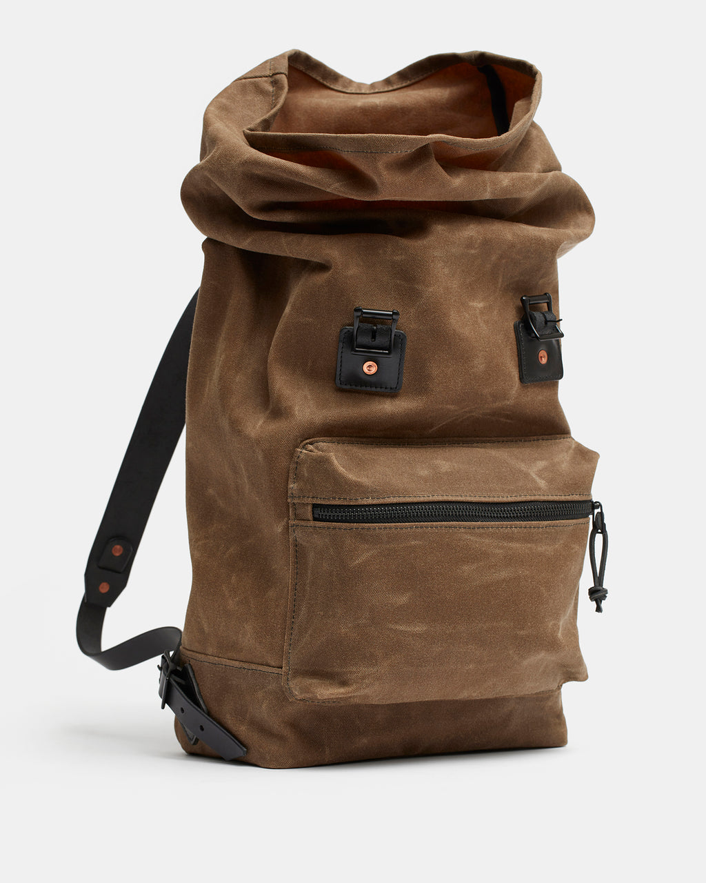 Landö backpack in black with waxed canvas and leather straps