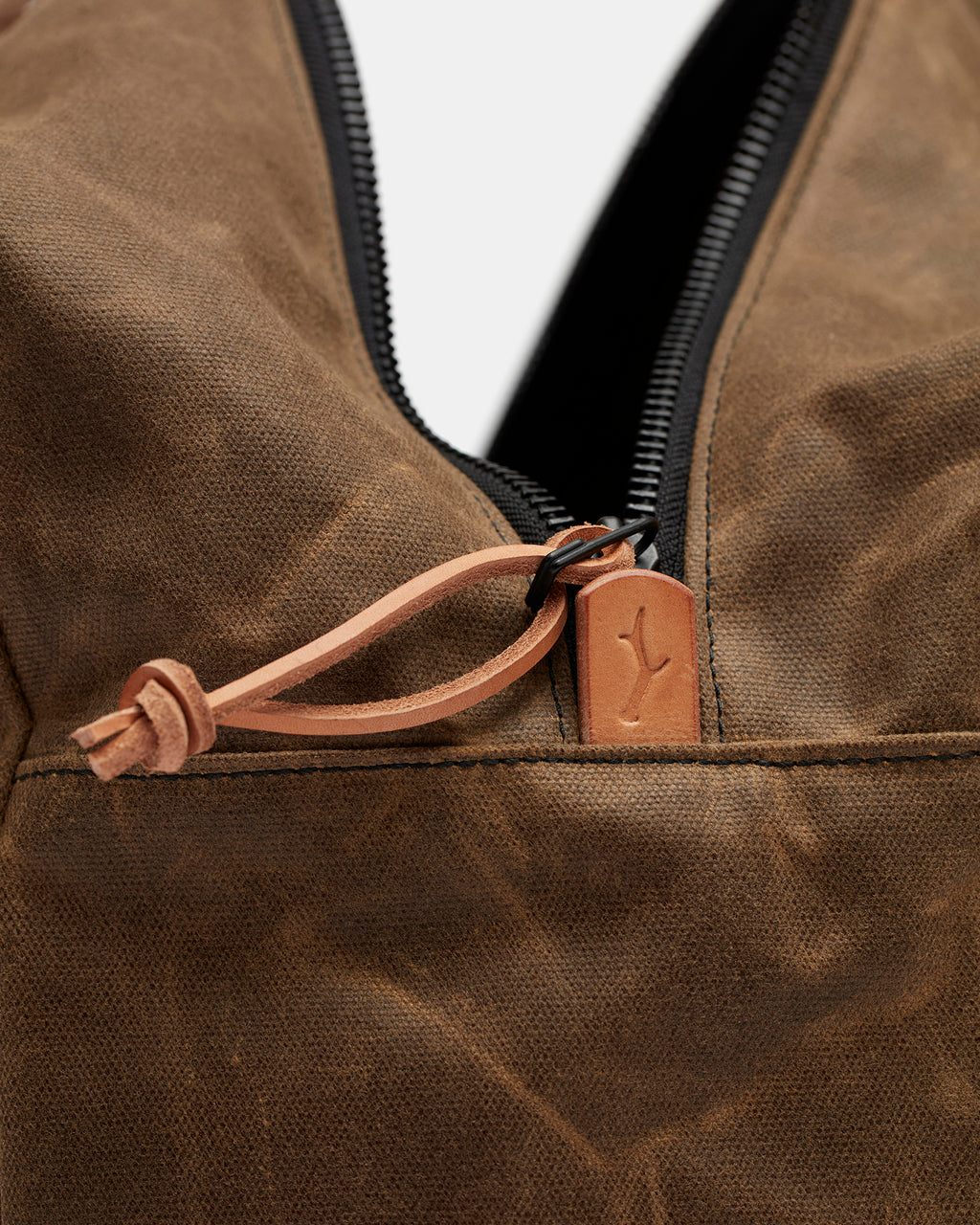 Natural canvas travel bag with leather and metal zippers