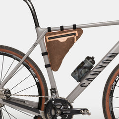 Durable canvas frame bag with leather details and brass zipper