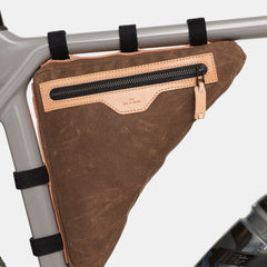 Durable canvas frame bag with leather details and brass zipper